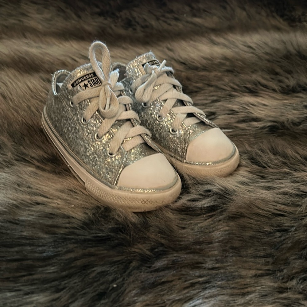 Converse all star girls size 8 low top silver glitter